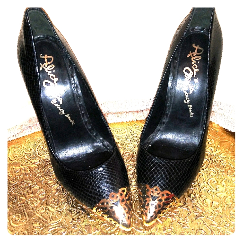 Alice & Olivia. ((Gold Tips))    ((Size 7.5))